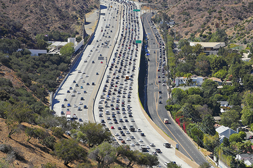 Sepulveda Pass with no traffic southbound and traffic northbound